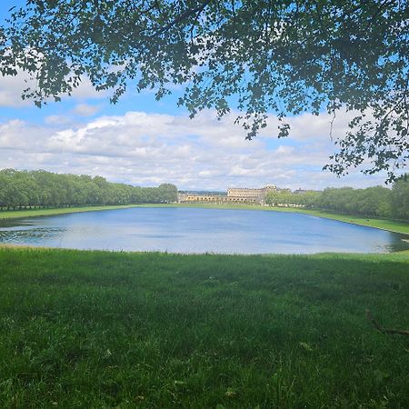 Studette Remilly A Versailles Luaran gambar