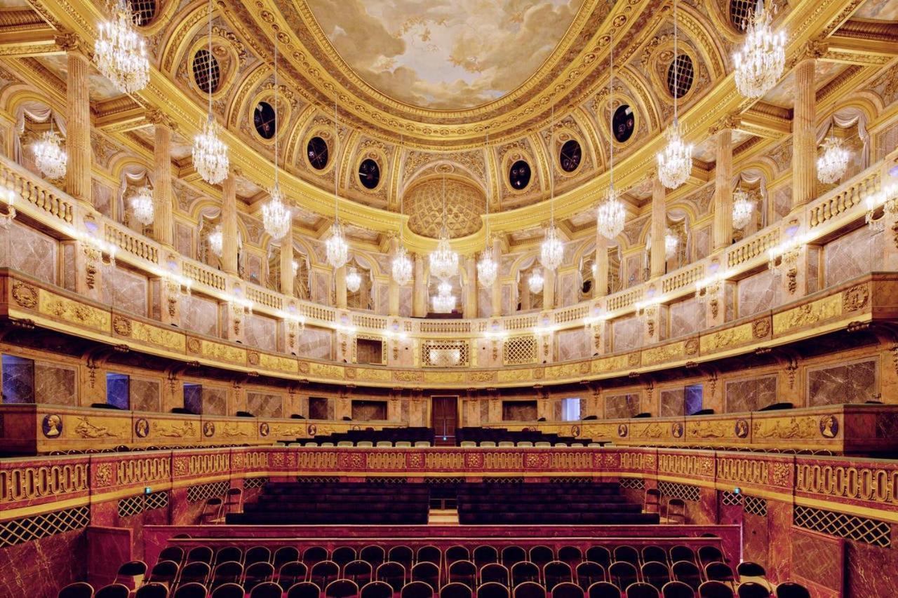 Studette Remilly A Versailles Luaran gambar